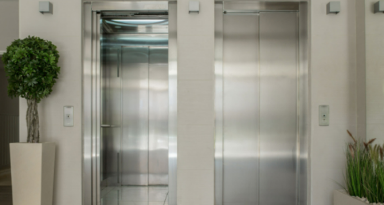 Desnivelamento em elevadores: causas, riscos e soluções